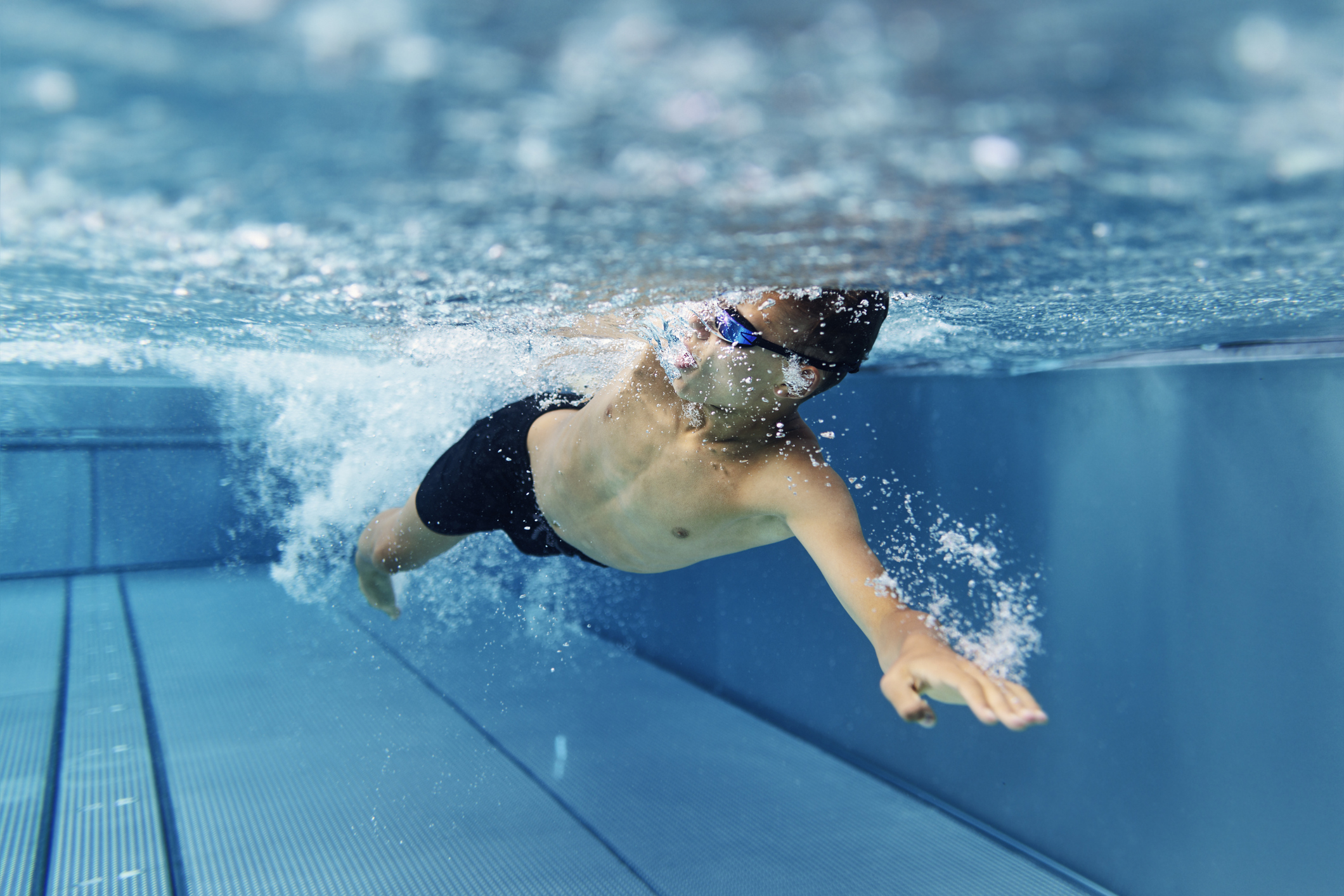 Underwater portrait of teenage boy practicing swimming crawl in the pool.
Canon R5